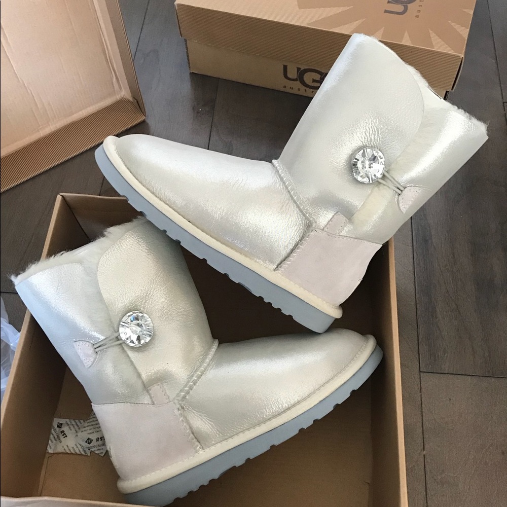 AU&MU size 7 New with box. Limited edition